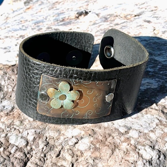 🌺Vintage Black Leather Cuff with Floral Metal Accent - Picture 3 of 9